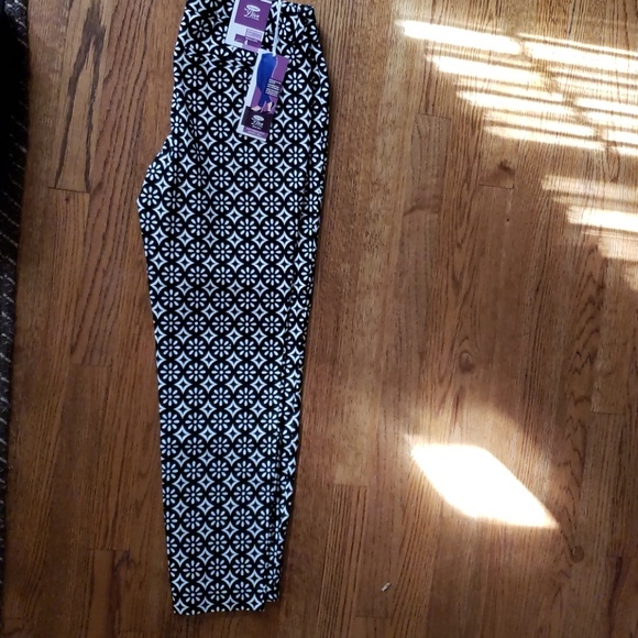 Old Navy Ladies Sz 4 skinny ankle b&w pants NWT - Picture 3 of 3